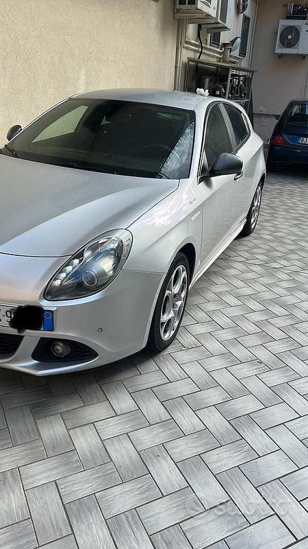 Grigio Usata 2014 Alfa Romeo Giulietta Sprint Tre volumi | 7800 € (Cara) - Immagine 1/4