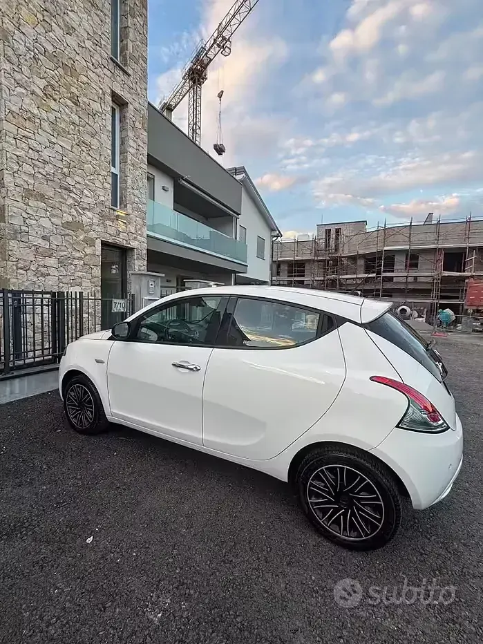 Usata Lancia Ypsilon Gold 69 CV (50 kW) 2018 Bianco Utilitaria