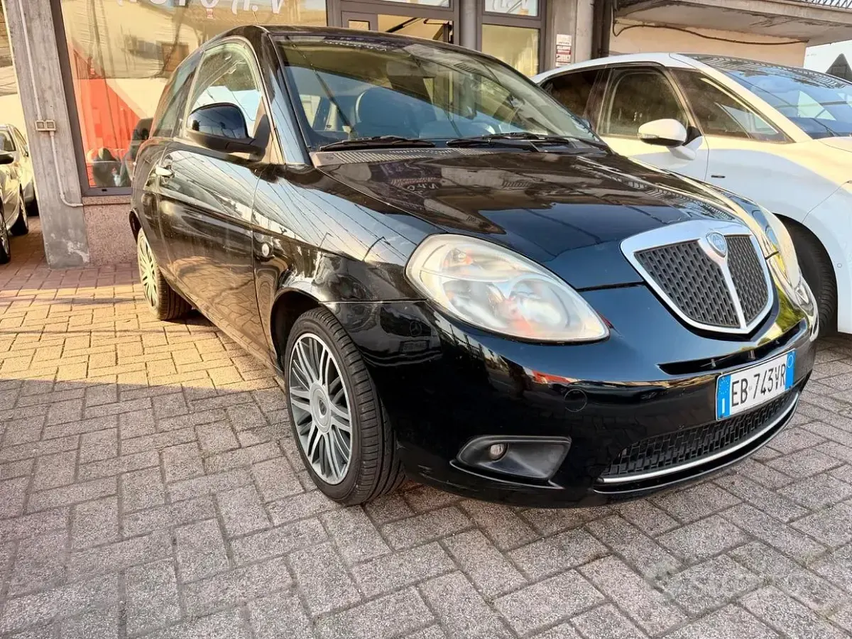 Usata Lancia Ypsilon 60 CV (44 kW) 2010 Nero Utilitaria
