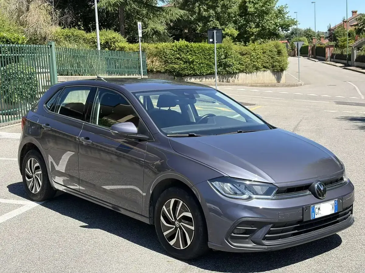 Usata VW Polo Life 95 CV (69 kW) 2023 Grigio Utilitaria