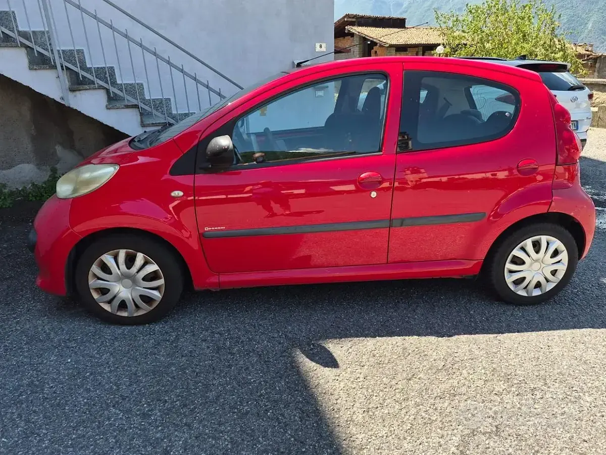 Usata Peugeot 107 68 CV (50 kW) 2007 Rosso Utilitaria