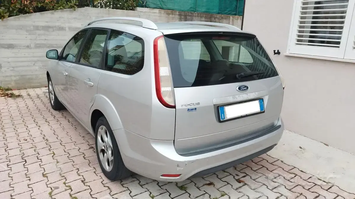 Usado Ford Focus 115 HP (84 kW) 2010 Cinzento Carrinha
