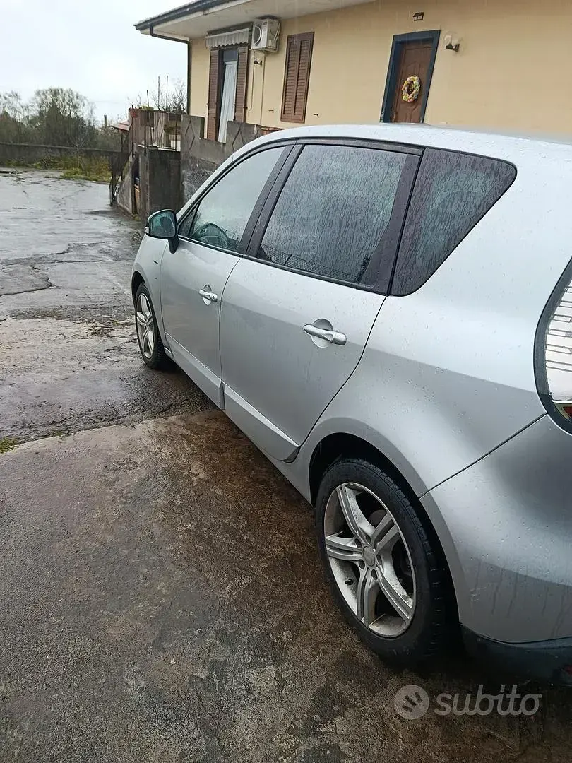 Usata Renault Scénic LIMITED 110 CV (80 kW) 2015 Grigio Monovolume