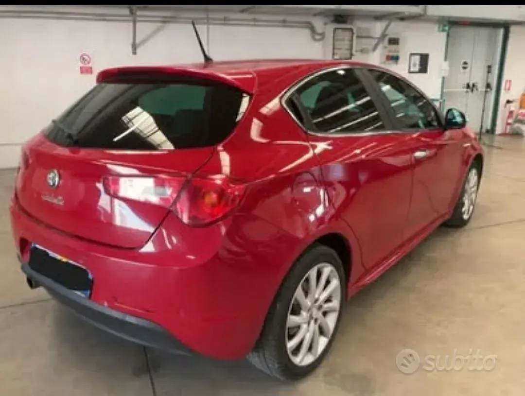Usata Alfa Romeo Giulietta 105 CV (77 kW) 2011 Rosso Utilitaria