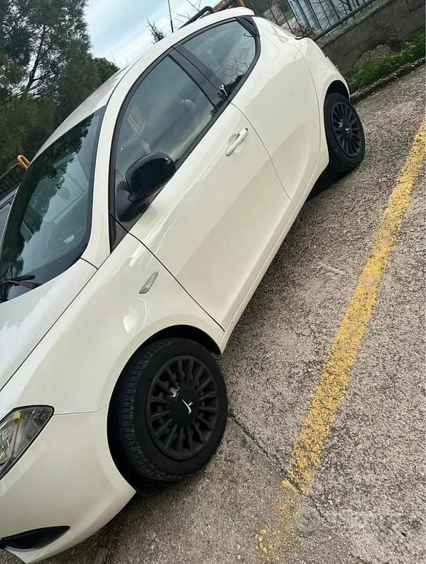 Usata Lancia Ypsilon 69 CV (50 kW) 2014 Bianco Utilitaria