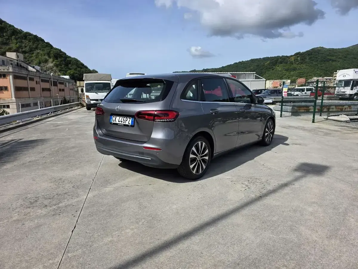 Usata Mercedes B180 Premium 116 CV (85 kW) 2022 Grigio Utilitaria