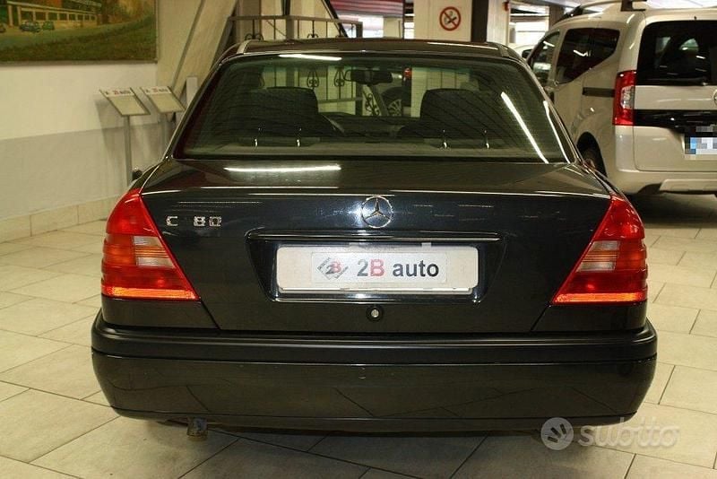 Usata Mercedes C180 122 CV (89 kW) 1995 Nero Berlina