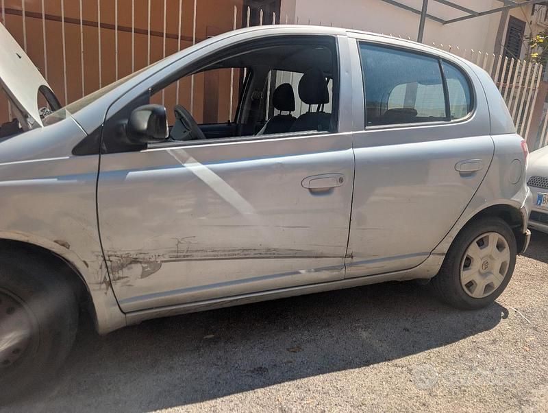 Usata Toyota Yaris 87 CV (63 kW) 2005 Grigio Utilitaria