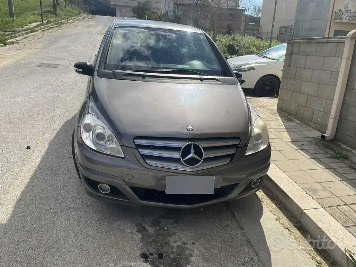 Usata Mercedes B180 109 CV (80 kW) 2011 Grigio Utilitaria