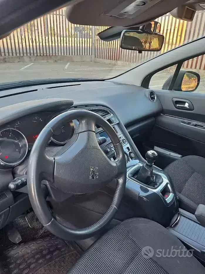 Usata Peugeot 5008 112 CV (82 kW) 2012 Grigio Monovolume