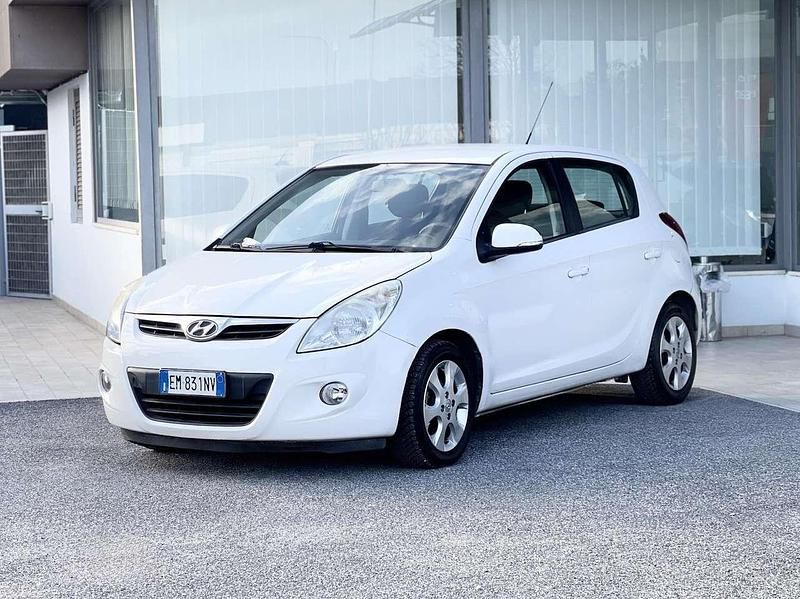 Usata Hyundai i20 78 CV (57 kW) 2012 Bianco Berlina