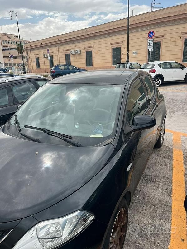 Usata Lancia Ypsilon Silver 95 CV (69 kW) 2016 Nero Utilitaria