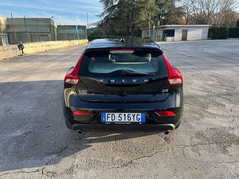 Usata Volvo V40 Momentum 150 CV (110 kW) 2016 Nero Berlina