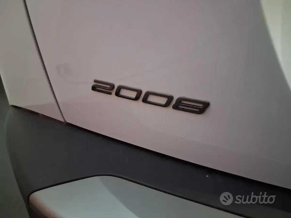 Usata Peugeot 2008 Allure 131 CV (96 kW) 2025 Bianco SUV