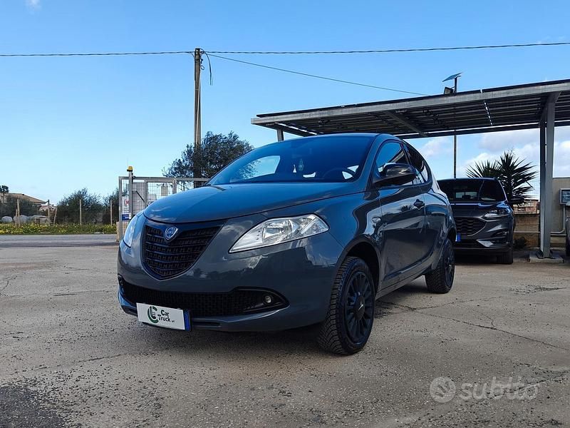 Usata Lancia Ypsilon 86 CV (63 kW) 2014 Grigio Utilitaria