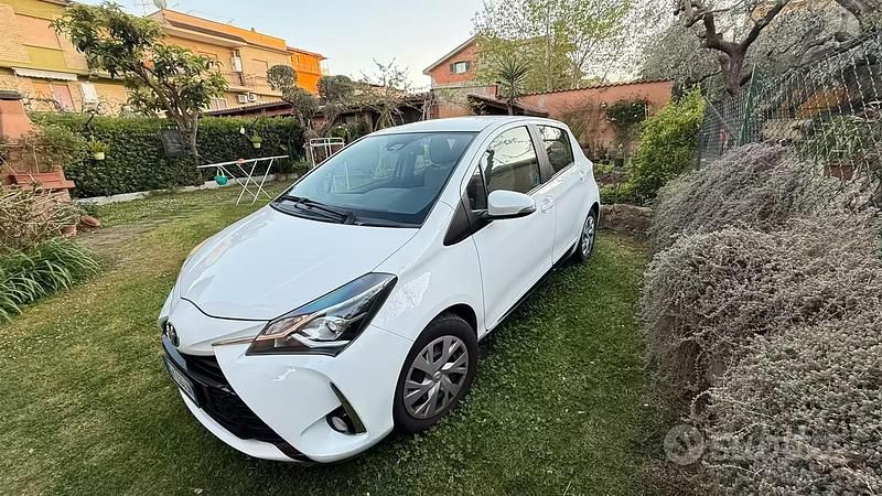 Usata Toyota Yaris 69 CV (50 kW) 2017 Bianco Berlina
