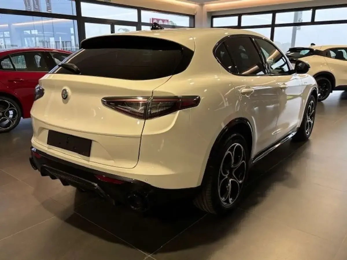 Usata Alfa Romeo Stelvio Veloce 209 CV (153 kW) 2024 Bianco SUV