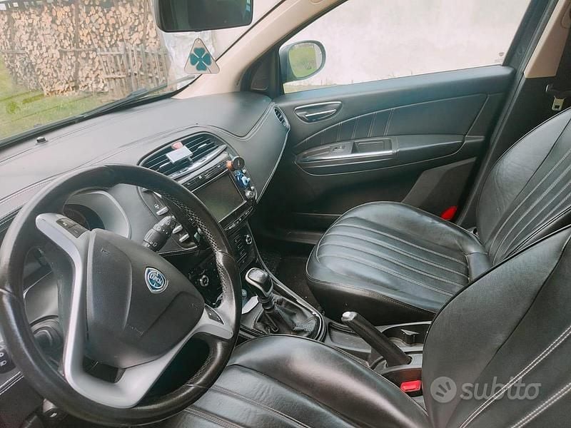 Begagnad Lancia 2000 Platinum 80 HK (58 kW) 2011 Grå Sedan