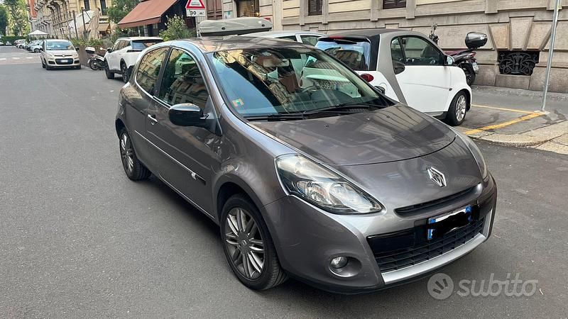 Usata Renault Clio II Dynamique 75 CV (55 kW) 2011 Grigio Utilitaria