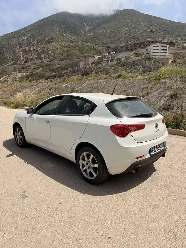 Usata Alfa Romeo Giulietta Progression 170 CV (125 kW) 2012 Bianco Utilitaria