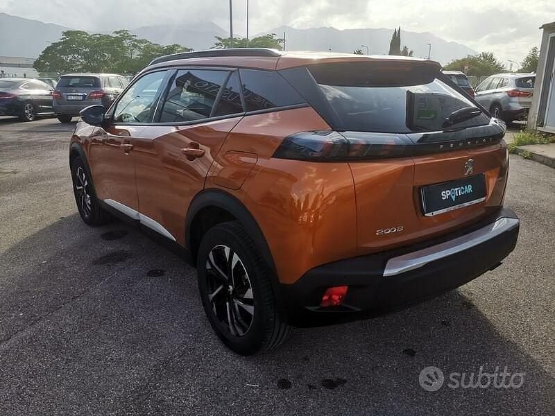 Usata Peugeot 2008 Allure 102 CV (75 kW) 2021 Arancione SUV