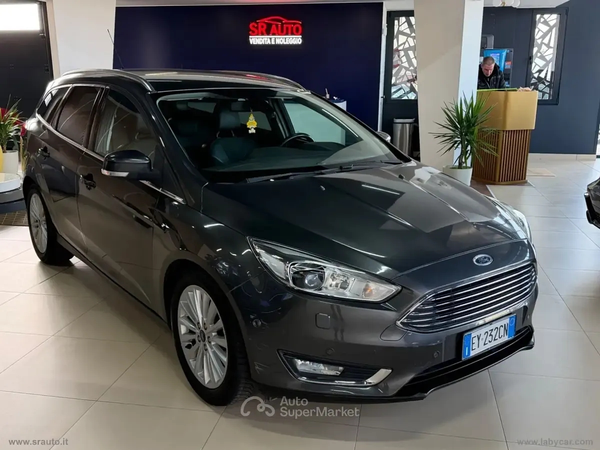 Begagnad Ford Focus Titanium 120 HK (88 kW) 2015 Grå Kombi