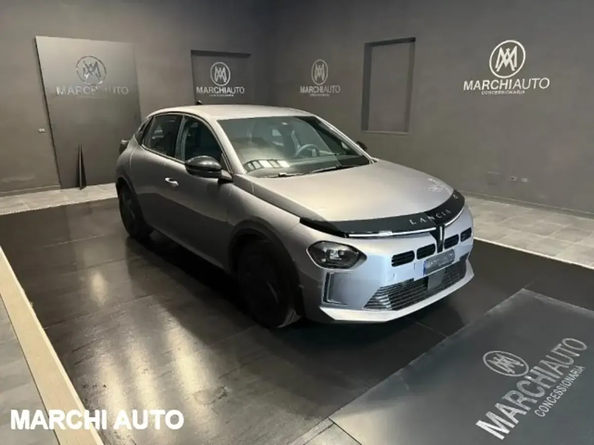Usata Lancia Ypsilon 101 CV (74 kW) 2025 Grigio(met.) Utilitaria