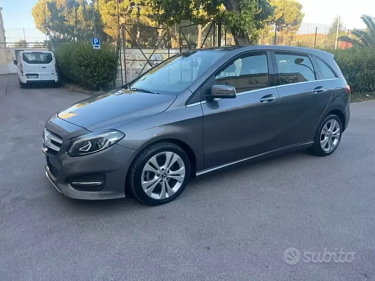 Käytetty Mercedes B180 Executive 109 HP (80 kW) 2019 Harmaa Tila-auto