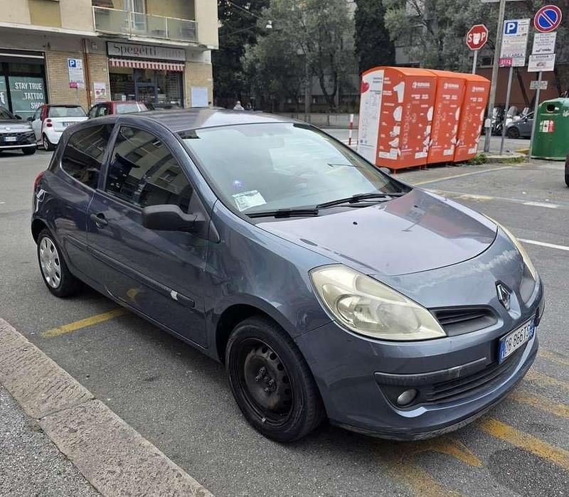 Usata Renault Clio II 75 CV (55 kW) 2006 Grigio Berlina