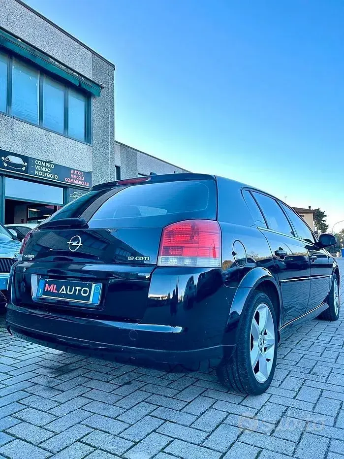 Usata Opel Signum Cosmo 120 CV (88 kW) 2007 Nero Utilitaria