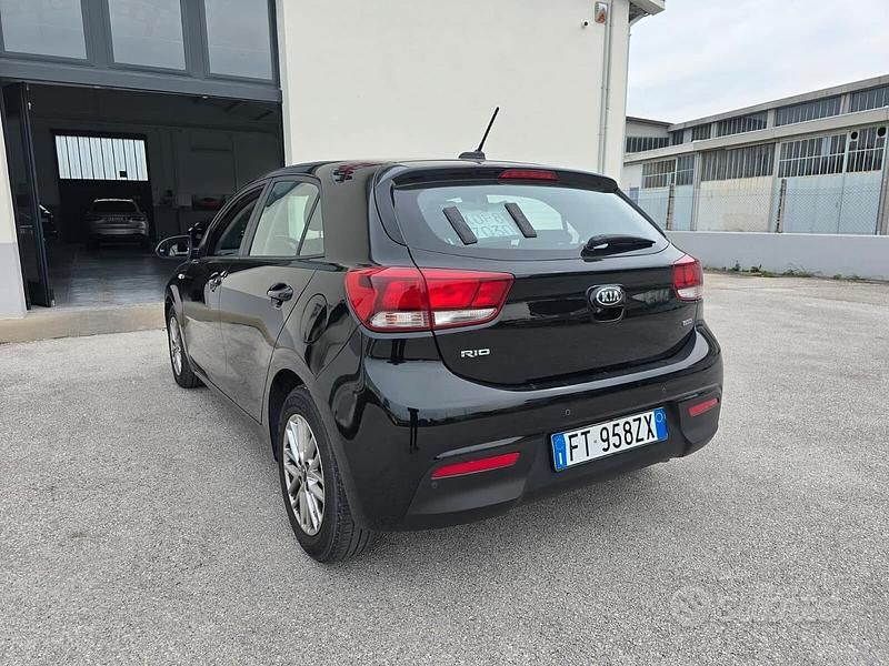 Usado Kia Rio Active 77 HP (56 kW) 2019 Preto Sedan