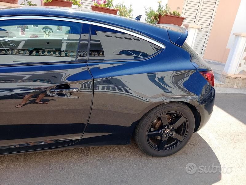 Usata Opel Astra GTC 101 CV (74 kW) 2012 Nero Coupé