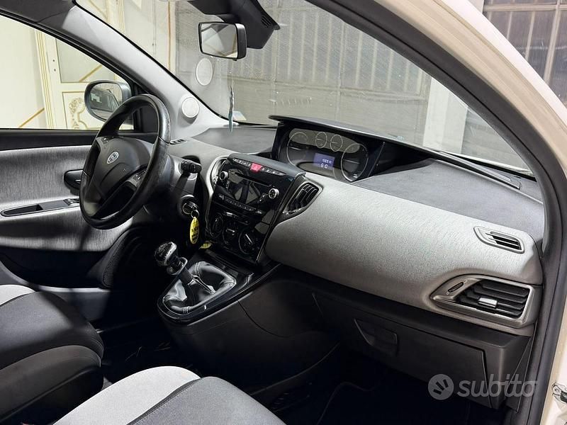 Usata Lancia Ypsilon 80 CV (58 kW) 2015 Bianco Utilitaria