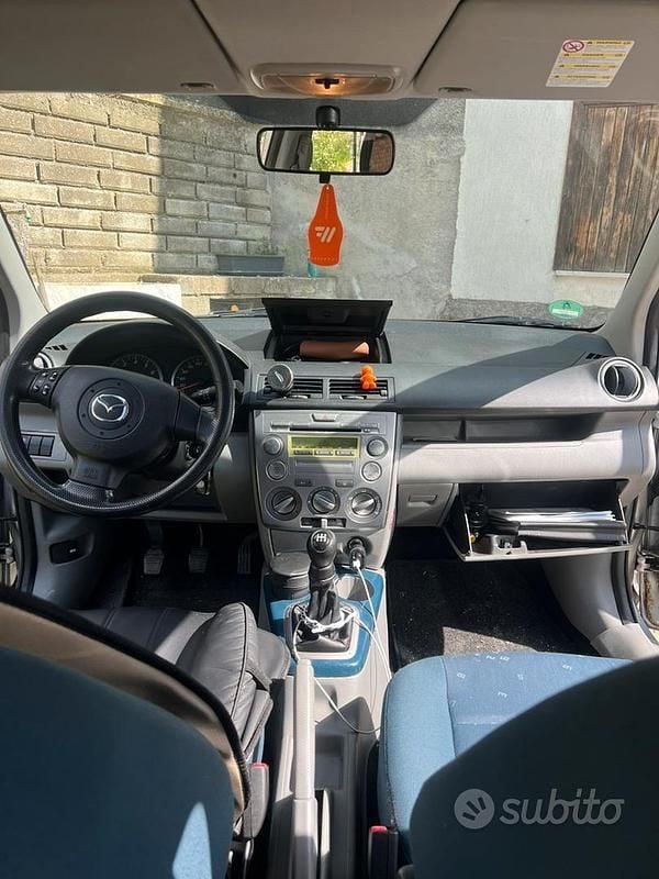 Usata Mazda 2 75 CV (55 kW) 2004 Grigio Utilitaria