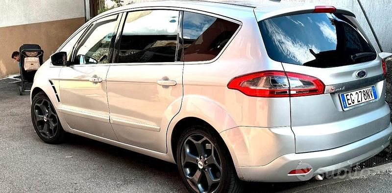 Begagnad Ford S-MAX Titanium 163 HK (119 kW) 2011 Grå Minibuss