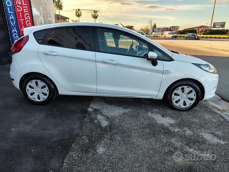 Usata Ford Fiesta Titanium 95 CV (69 kW) 2011 Bianco Berlina
