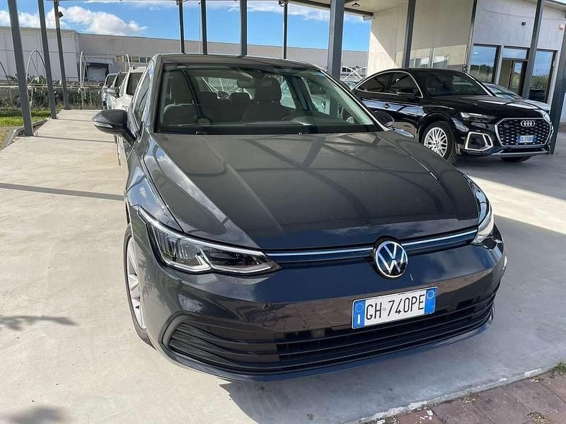 Grigio Usata 2022 VW Golf VIII Life Tre volumi | 15.700 € (Buon prezzo) - Immagine 1/4