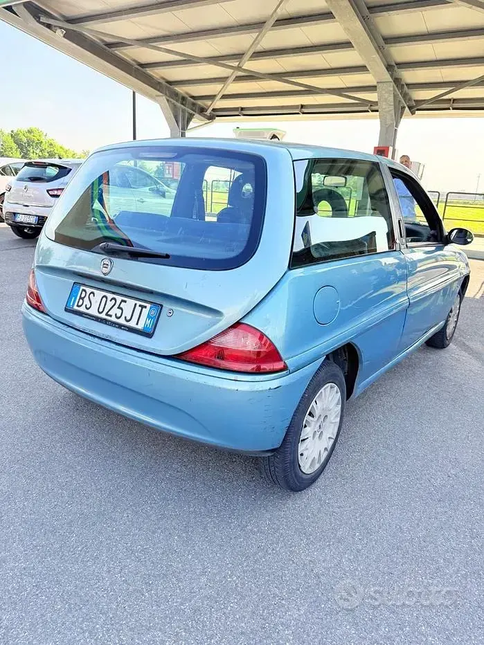 Usata Lancia Ypsilon 60 CV (44 kW) 2001 Bluazzurro Utilitaria