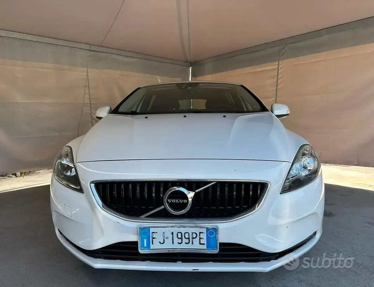 Usata Volvo V40 R-Design Momentum 120 CV (88 kW) 2017 Bianco Berlina