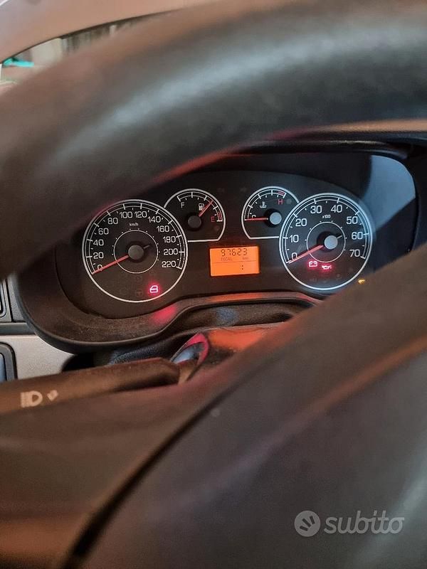 Usata Fiat Grande Punto 75 CV (55 kW) 2013 Grigio Utilitaria