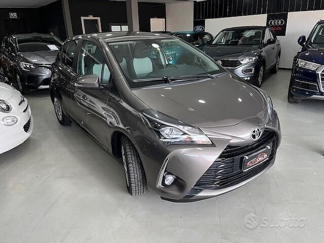 Usata Toyota Yaris Active 72 CV (52 kW) 2019 Grigio Berlina