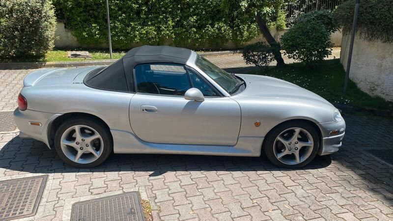 Usata Mazda MX5 146 CV (107 kW) 2003 Grigio Cabrio