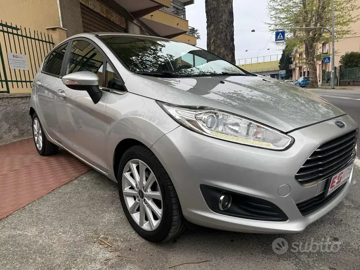 Usata Ford Fiesta Titanium 95 CV (69 kW) 2016 Grigio Utilitaria