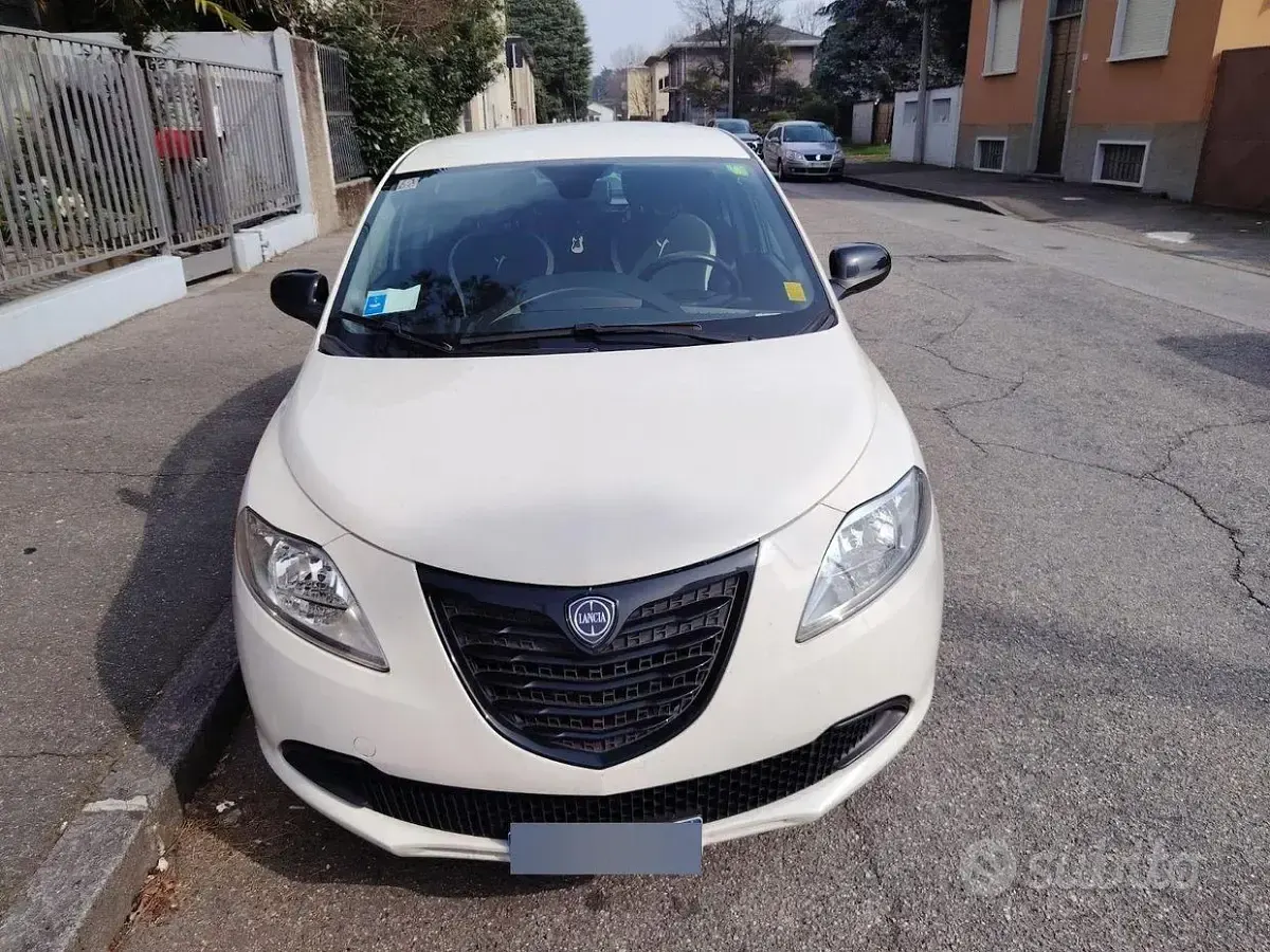 Usata Lancia Ypsilon 69 CV (50 kW) 2015 Bianco Utilitaria