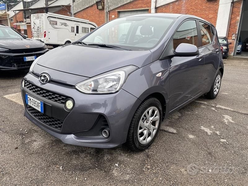 Grigio Usata 2017 Hyundai i10 Classic Utilitaria | 6900 € (Super prezzo) - Immagine 1/4