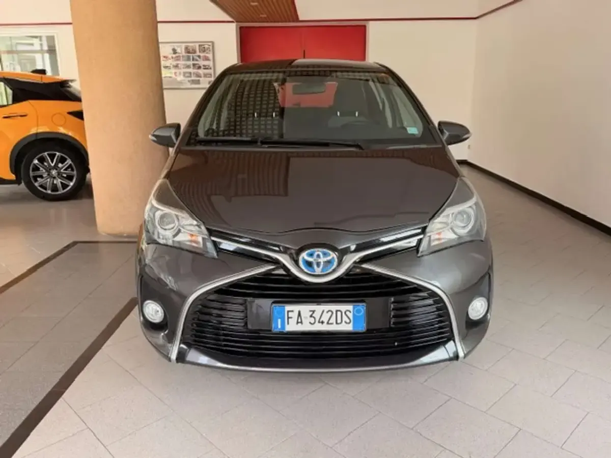 Usata Toyota Yaris Hybrid Active 75 CV (55 kW) 2015 Grigio Berlina