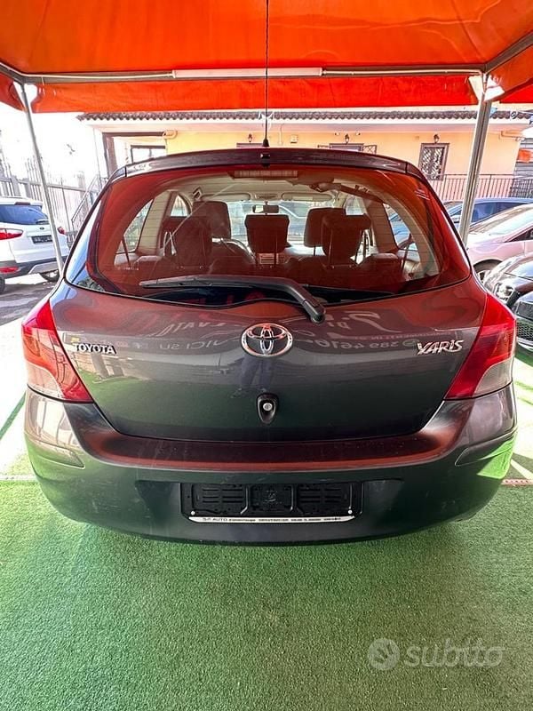 Usata Toyota Yaris 69 CV (50 kW) 2009 Grigio Utilitaria
