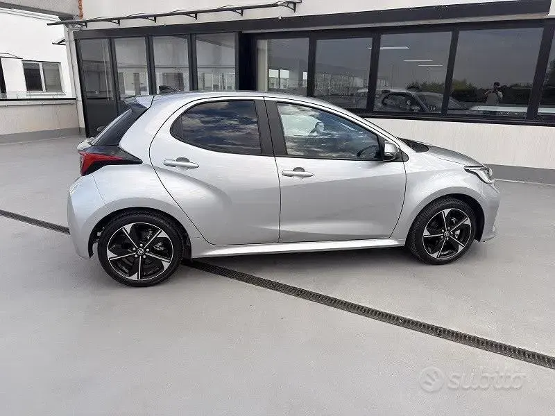 Nuova Toyota Yaris Hybrid Lounge 2025 Grigio Berlina