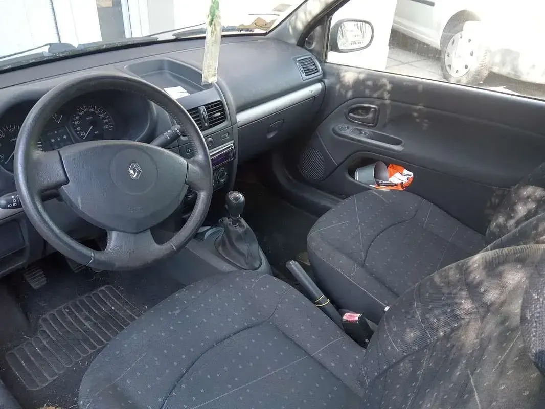 Usado Renault Clio II 58 CV (42 kW) 2005 Berlina