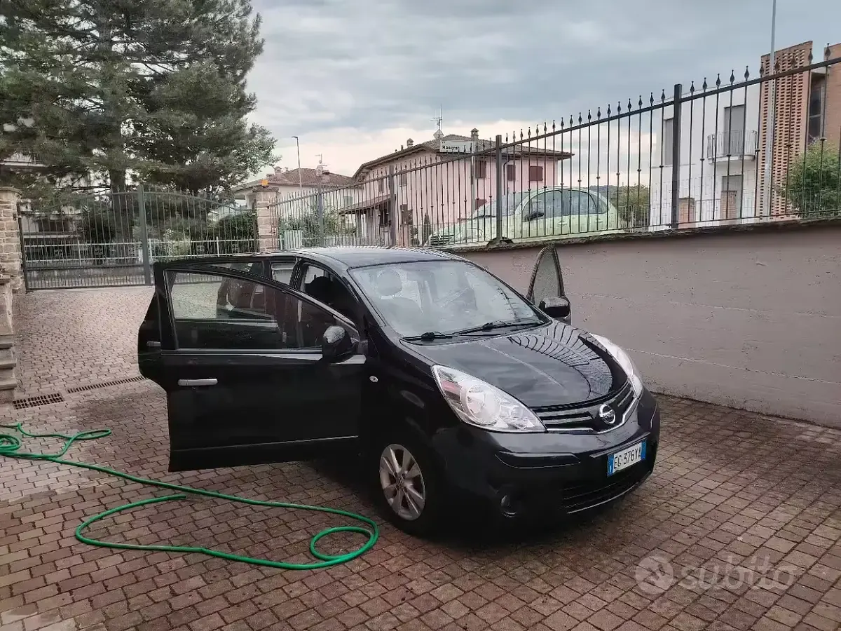 Usata Nissan Note 90 CV (66 kW) 2011 Nero Utilitaria